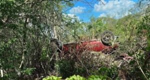 Encuentran automóvil abandonado entre la maleza en carretera de Cacalchén