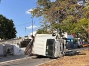 Rama de flamboyán provoca volcadura de camión de mudanzas en la colonia Alemán