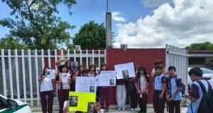 Polémica en secundaria de Cancún: director retira altar de alumno fallecido y desata indignación