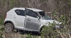 Conductora termina hospitalizada tras volcadura en la carretera Hunucmá-Tetiz