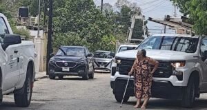 “¡No se van hasta que regrese la luz!”: abuelita enfrenta a trabajadores de CFE en Mérida