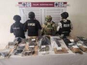 Abandonan camioneta con droga, cartuchos y equipo táctico en carretera de Quintana Roo