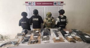 Abandonan camioneta con droga, cartuchos y equipo táctico en carretera de Quintana Roo