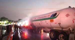 Evitan tragedia en la Campeche–Champotón: pipa de gas se incendia cerca de caseta de Seybaplaya