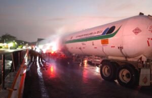 Evitan tragedia en la Campeche–Champotón: pipa de gas se incendia cerca de caseta de Seybaplaya