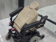 Detienen a hombre que ocultaba ocho kilos de cocaína en una silla de ruedas en el AICM