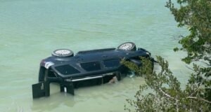 Por evitar atropellar a un motociclista, cae del puente de Telchac Puerto
