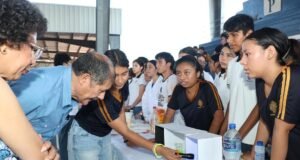 Jóvenes de la UADY convierten la ciencia en experiencias vivas durante feria académica