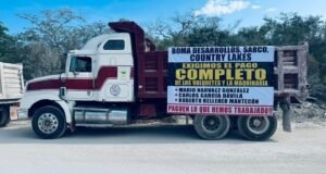 Volqueteros bloquean acceso a Country Lakes por presuntos adeudos en Sierra Papacal