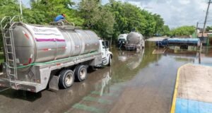 Gobierno estatal despliega brigadas para desalojar inundaciones en colonias de Mérida