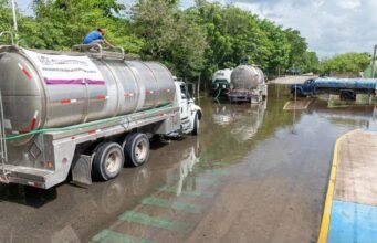 Gobierno estatal despliega brigadas para desalojar inundaciones en colonias de Mérida