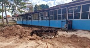 Crece alarma en Ticul por socavón cercano a primaria; padres piden intervención inmediata