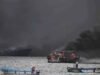 Voraz incendio consume decenas de embarcaciones en puerto pesquero de Ecuador