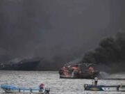 Voraz incendio consume decenas de embarcaciones en puerto pesquero de Ecuador