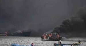 Voraz incendio consume decenas de embarcaciones en puerto pesquero de Ecuador