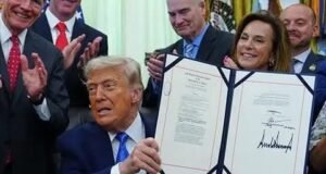 Trump asegura millonario fondo para reforzar deportaciones y control migratorio en EU