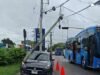 Fuerte accidente en la Canek deja poste derribado y conductor hospitalizado