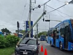 Fuerte accidente en la Canek deja poste derribado y conductor hospitalizado