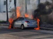 Voraz incendio consume vehículo en Real Montejo; fuego habría iniciado por falla en cableado eléctrico