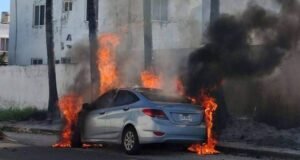 Voraz incendio consume vehículo en Real Montejo; fuego habría iniciado por falla en cableado eléctrico