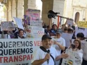 Padres de familia de la Prepa 13 de Mérida protestan por cambio de modelo educativo; acusan falta de información