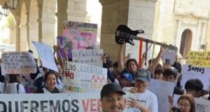 Padres de familia de la Prepa 13 de Mérida protestan por cambio de modelo educativo; acusan falta de información