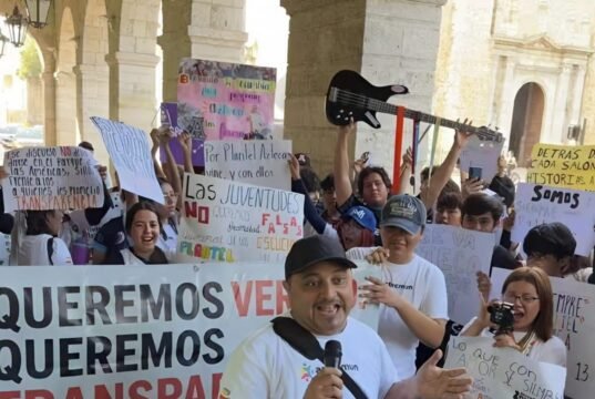 Padres de familia de la Prepa 13 de Mérida protestan por cambio de modelo educativo; acusan falta de información