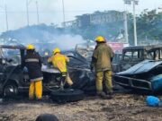 Voraz incendio consume más de una decena de vehículos en la Leandro Valle