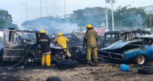 Voraz incendio consume más de una decena de vehículos en la Leandro Valle