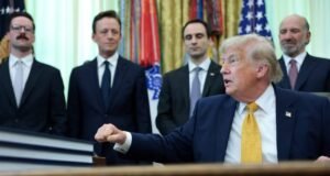 Trump afirma acuerdo nuclear con Irán y condiciona apertura del estrecho de Ormuz