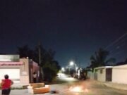 Vecinos bloquean calles en la López Mateos para exigir a la CFE restablecer el servicio eléctrico