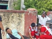 Derrapa motocicleta en el centro de Tekax; conductor abandona a su acompañante lesionado