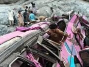 Autobús con sobrecupo cae a barranco en pakistán y deja 40 muertos