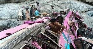 Autobús con sobrecupo cae a barranco en pakistán y deja 40 muertos