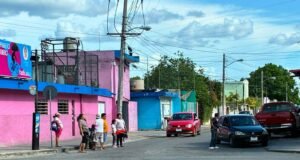 Vecinos de la Fidel Velázquez bloquean avenida para exigir restablecimiento del servicio eléctrico