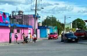 Vecinos de la Fidel Velázquez bloquean avenida para exigir restablecimiento del servicio eléctrico