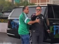 Camioneta de Cuauhtémoc Blanco es vandalizada durante protesta rumbo al Estadio Ciudad de México