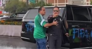 Camioneta de Cuauhtémoc Blanco es vandalizada durante protesta rumbo al Estadio Ciudad de México