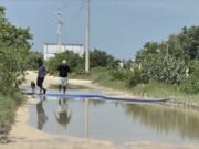 Vecinos de Sisal alertan por presuntas descargas de agua hacia humedales desde obra suspendida