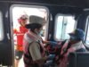 La rápida respuesta de la Secretaría de Marina (Semar) permitió rescatar y brindar atención médica a un pescador que resultó lesionado mientras realizaba labores en altamar, frente a las costas de Progreso. La emergencia se registró a unos 166 kilómetros al noroeste del puerto de Yucalpetén, cuando un tripulante de una embarcación pesquera sufrió un accidente con un anzuelo, el cual le provocó una herida cortante de aproximadamente cinco por quince centímetros en el brazo izquierdo. Luego de recibir la llamada de auxilio, la Novena Zona Naval activó de inmediato el protocolo de búsqueda y rescate, enviando una embarcación tipo Defender de la Estación Naval de Búsqueda, Rescate y Vigilancia Marítima (ENSAR) Yucalpetén, con elementos especializados y personal de Sanidad Naval. Durante el traslado hacia tierra firme, los marinos proporcionaron atención prehospitalaria al pescador, estabilizando su estado de salud para prevenir mayores complicaciones derivadas de la lesión. Al llegar al muelle de la ENSAR Yucalpetén, el hombre fue entregado a sus familiares, quienes se encargaron de trasladarlo a un hospital para que recibiera atención médica especializada. La Secretaría de Marina destacó que mantiene disponibles sus unidades de búsqueda y rescate para responder de manera inmediata a cualquier emergencia marítima, reafirmando su compromiso con la protección de la vida humana en el mar, especialmente en un estado como Yucatán, donde la actividad pesquera es fundamental para la economía regional. La intervención oportuna del personal naval fue clave para que el pescador recibiera atención médica a tiempo y pudiera ser trasladado de forma segura para continuar con su recuperación.