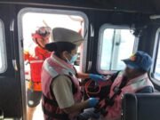 La rápida respuesta de la Secretaría de Marina (Semar) permitió rescatar y brindar atención médica a un pescador que resultó lesionado mientras realizaba labores en altamar, frente a las costas de Progreso. La emergencia se registró a unos 166 kilómetros al noroeste del puerto de Yucalpetén, cuando un tripulante de una embarcación pesquera sufrió un accidente con un anzuelo, el cual le provocó una herida cortante de aproximadamente cinco por quince centímetros en el brazo izquierdo. Luego de recibir la llamada de auxilio, la Novena Zona Naval activó de inmediato el protocolo de búsqueda y rescate, enviando una embarcación tipo Defender de la Estación Naval de Búsqueda, Rescate y Vigilancia Marítima (ENSAR) Yucalpetén, con elementos especializados y personal de Sanidad Naval. Durante el traslado hacia tierra firme, los marinos proporcionaron atención prehospitalaria al pescador, estabilizando su estado de salud para prevenir mayores complicaciones derivadas de la lesión. Al llegar al muelle de la ENSAR Yucalpetén, el hombre fue entregado a sus familiares, quienes se encargaron de trasladarlo a un hospital para que recibiera atención médica especializada. La Secretaría de Marina destacó que mantiene disponibles sus unidades de búsqueda y rescate para responder de manera inmediata a cualquier emergencia marítima, reafirmando su compromiso con la protección de la vida humana en el mar, especialmente en un estado como Yucatán, donde la actividad pesquera es fundamental para la economía regional. La intervención oportuna del personal naval fue clave para que el pescador recibiera atención médica a tiempo y pudiera ser trasladado de forma segura para continuar con su recuperación.