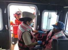La rápida respuesta de la Secretaría de Marina (Semar) permitió rescatar y brindar atención médica a un pescador que resultó lesionado mientras realizaba labores en altamar, frente a las costas de Progreso. La emergencia se registró a unos 166 kilómetros al noroeste del puerto de Yucalpetén, cuando un tripulante de una embarcación pesquera sufrió un accidente con un anzuelo, el cual le provocó una herida cortante de aproximadamente cinco por quince centímetros en el brazo izquierdo. Luego de recibir la llamada de auxilio, la Novena Zona Naval activó de inmediato el protocolo de búsqueda y rescate, enviando una embarcación tipo Defender de la Estación Naval de Búsqueda, Rescate y Vigilancia Marítima (ENSAR) Yucalpetén, con elementos especializados y personal de Sanidad Naval. Durante el traslado hacia tierra firme, los marinos proporcionaron atención prehospitalaria al pescador, estabilizando su estado de salud para prevenir mayores complicaciones derivadas de la lesión. Al llegar al muelle de la ENSAR Yucalpetén, el hombre fue entregado a sus familiares, quienes se encargaron de trasladarlo a un hospital para que recibiera atención médica especializada. La Secretaría de Marina destacó que mantiene disponibles sus unidades de búsqueda y rescate para responder de manera inmediata a cualquier emergencia marítima, reafirmando su compromiso con la protección de la vida humana en el mar, especialmente en un estado como Yucatán, donde la actividad pesquera es fundamental para la economía regional. La intervención oportuna del personal naval fue clave para que el pescador recibiera atención médica a tiempo y pudiera ser trasladado de forma segura para continuar con su recuperación.
