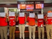 Empleados de sucursal de Little Caesars en Macroplaza protestan por presuntas irregularidades laborales