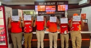 Empleados de sucursal de Little Caesars en Macroplaza protestan por presuntas irregularidades laborales