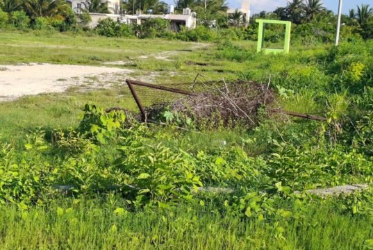 Vecinos de Telchac Puerto denuncian abandono de campo deportivo y reclaman cumplimiento de promesas