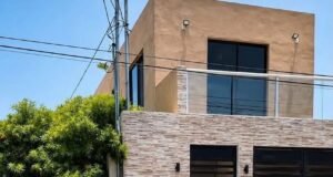 Aprovechan la madrugada para robar vivienda en Azcorra; delincuentes ingresaron por predio baldío