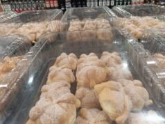 Pan de muerto llega anticipadamente a supermercados de Mérida y genera debate entre consumidores