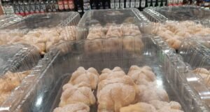 Pan de muerto llega anticipadamente a supermercados de Mérida y genera debate entre consumidores