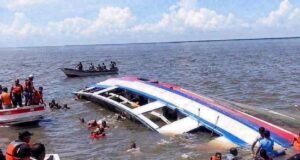 Continúa búsqueda de desaparecidos tras naufragio de ferry con 116 personas en Guyana