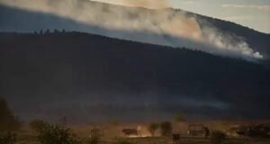 Voraz incendio arrasa comunidad indígena en Canadá y deja más de 200 viviendas destruidas